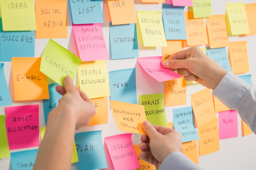Eine Wand beklebt mit bunten Post-its