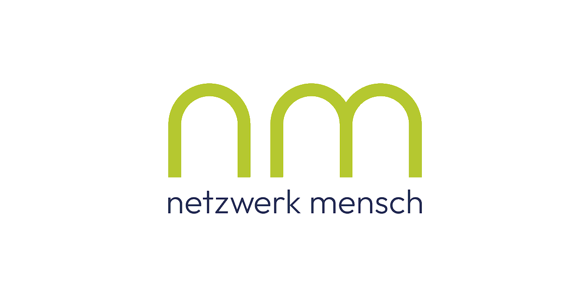 Logo des Netzwerks „Netzwerk Mensch“ mit grünen runden M-Bögen und dunkelblauem Text darunter.