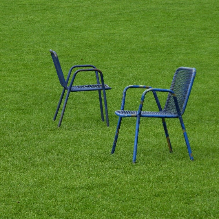 zwei Stühle auf einer Wiese
